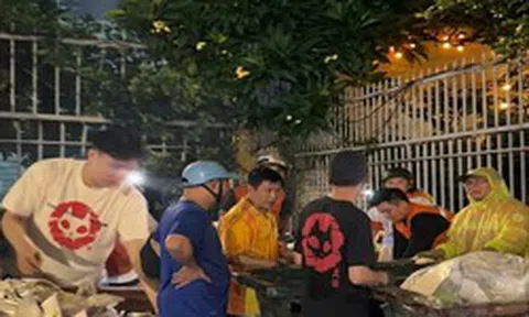 Khách du lịch để quên bao bì tiền trong quán ăn ở TP.HCM, nhân viên lập tức có hành động không ngờ
