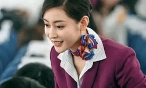 Vì sao tiếp viên hàng không thường đeo khăn lụa?