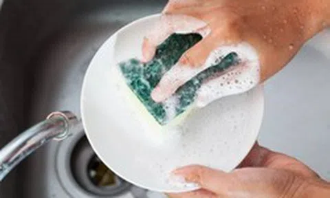 Lời khuyên cho những gia đình đang dùng miếng bọt biển rửa bát