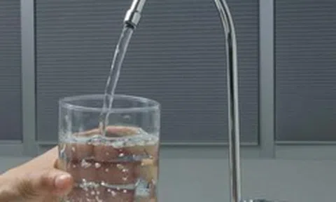 5 sai lầm khi uống nước máy lọc, nhiều gia đình mắc mà không biết