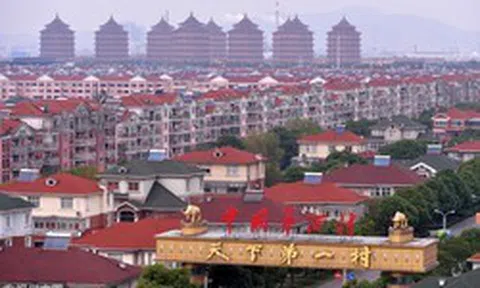 Bí ẩn ngôi làng nghèo khó bỗng chốc "phất lên" nhờ 1 quyết định táo bạo, xây được khách sạn chọc trời cao 328m, đúc tượng bò bằng vàng nặng 1 tấn
