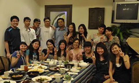 Họp lớp ở tuổi trung niên, tôi phát hiện không còn ai hỏi mức lương hay tài sản mà bắt đầu khoe 1 thứ "tiền không mua được"
