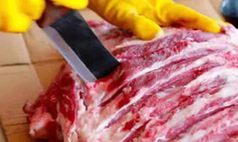 Khi mua sườn heo, nếu thấy có dấu hiệu này ở các kẽ xương thì đừng mua dù giá có rẻ đến đâu!