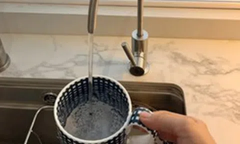 5 sai lầm tai hại khi uống nước từ máy lọc nước ngang "nuốt bệnh vào thân"