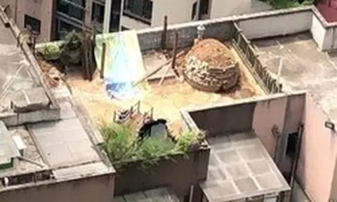 Mua nhà 8 năm mới phát hiện ngay trên trần phòng khách là một ngôi mộ