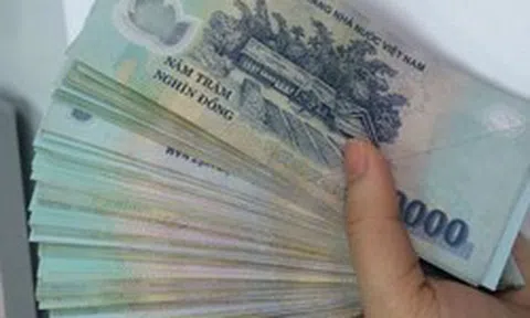 Lực lượng An ninh xác minh chiếc ví đen chứa 19.000.000 đồng cùng thẻ ngân hàng, giấy tờ tại sảnh ga đến quốc nội sân bay Phú Bài