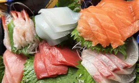 Người đàn ông bị viêm màng não sau khi ăn sashimi do một lỗi nhiều người mắc