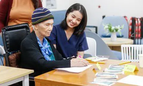 Sa sút trí tuệ ở người cao tuổi: Khi chăm sóc không chỉ bắt đầu từ lúc bệnh xuất hiện