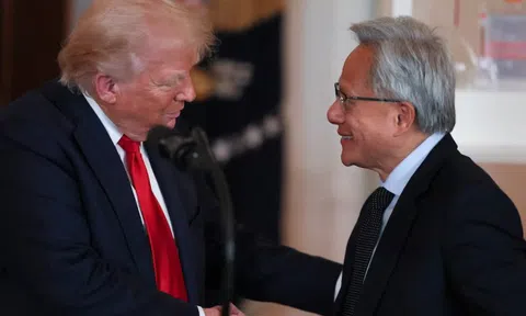 Ông Trump mua cổ phiếu Nvidia trước lễ trao huân chương cho CEO