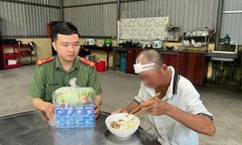 Ấm lòng chuyện công an giúp người đàn ông đi lạc gần 800km về nhà
