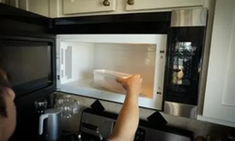 Vi nhựa có thể xâm nhập vào máu và các cơ quan: Các bà nội trợ hạn chế làm việc này để tránh cả nhà "ăn" hạt vi nhựa