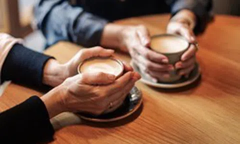 Uống trà, cà phê mỗi ngày, đừng bỏ qua 1 điều: Nghiên cứu trên gần 1 triệu người cảnh báo cách uống có thể liên quan nguy cơ ung thư