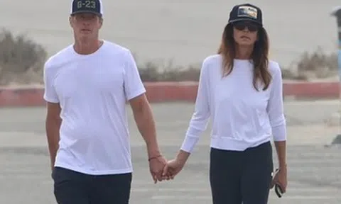 Siêu mẫu Cindy Crawford lần đầu lộ diện sau nỗi đau mất con trai