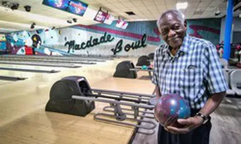 Cụ ông 100 tuổi vẫn đi chơi bowling hàng tuần chia sẻ bí quyết trường thọ