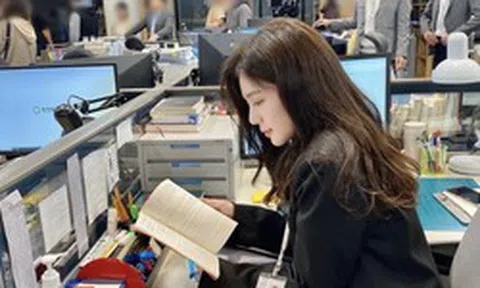 Đang làm việc, đồng nghiệp quay sang hỏi "Em rảnh không, giúp chị tí nhé": Người EQ cao đáp 1 câu mà vừa lòng cả đôi bên