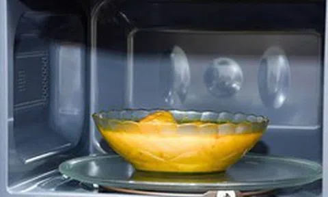 Hâm nóng cơm, thức ăn để qua đêm vẫn có thể gây ngộ độc: Nhiều gia đình đang mắc sai lầm này