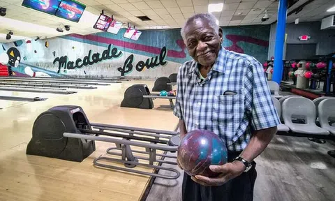 Cụ ông 100 tuổi vẫn chơi bowling như giới trẻ, tiết lộ bí quyết sống thọ giản dị