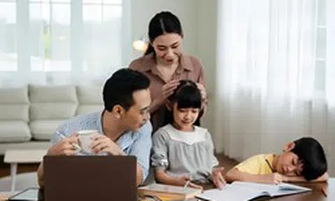 "Học bài xong mẹ cho xem tivi 1 tiếng" - Kiểu giáo dục giao dịch này đang hủy hoại con cái!