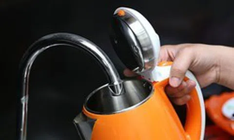 5 lời khuyên cho gia đình thường xuyên đun nước uống bằng ấm siêu tốc