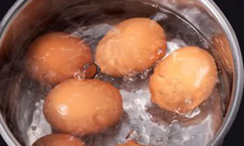 Luộc trứng đừng chỉ cho nước lã: Thêm 1 thìa gia vị quen thuộc, bóc vỏ dễ dàng, trứng láng mịn đẹp mắt