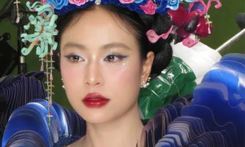 Diễn viên Kim Thư U50 hở bạo, ca sĩ Hoàng Thùy Linh càng ngắm càng mê