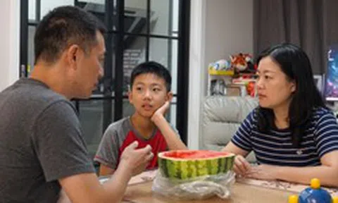 “Nay nóng quá mẹ ạ” - “Đầy người phải làm việc ngoài trời nắng kia kìa”: Kiểu nói chuyện của nhiều bố mẹ khiến con cái ngạt thở!