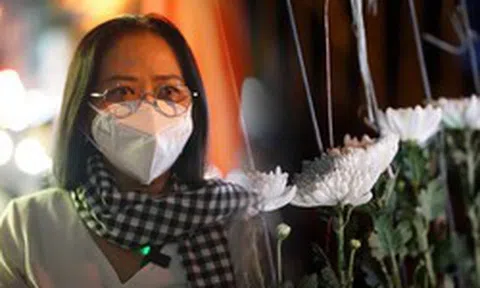 Đêm trước lễ truy điệu ở Công viên Lê Thị Riêng: Người dân TP.HCM nghẹn ngào mang hoa cúc trắng tiễn biệt 731 liệt sĩ