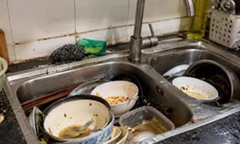 Nhiều người vô tư rửa bát với 4 thói quen này: Tưởng sạch sẽ, hóa ra đang "nuôi" vi khuẩn gieo bệnh tật