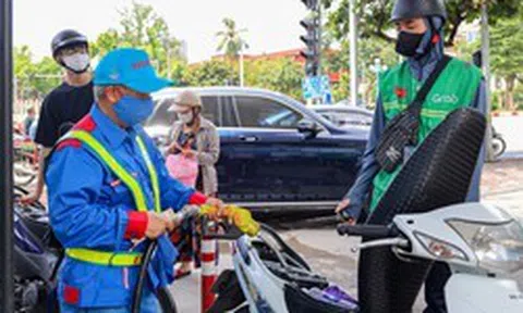 Doanh nghiệp tự quyết giá xăng dầu nhưng công bố giá mới ít nhất trước 30 phút