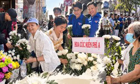 Người Sài Gòn nghĩa tình ngày tiễn đưa các anh hùng liệt sĩ: Tặng bông cúc trắng, nhường khoảng sân hai bên đường