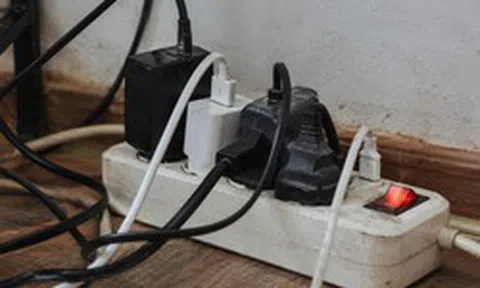 Đừng ai dại cắm chung 4 thiết bị này vào 1 ổ điện kẻo rước họa vào thân
