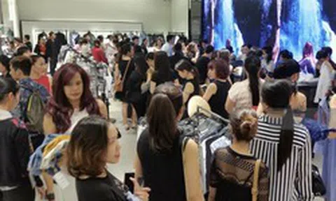 Vì sao nhiều người không thích nhân viên bán hàng đi theo khi mua sắm?