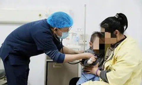 Vì sao có người mắc cúm vài ngày đã khỏi, người khác lại diễn biến nặng? Trẻ mắc cúm khi nào phải đi khám ngay?