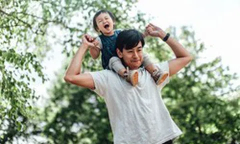 Những đứa trẻ lớn lên vẫn muốn gần gũi bố, phần lớn đều có người bố làm tốt 7 việc này