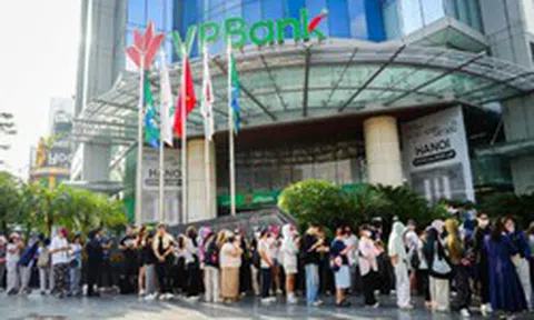 Cảnh tượng hiếm thấy tại trụ sở VPBank: Hàng nghìn người xếp hàng cả trăm mét chờ mua merchandise BIGBANG