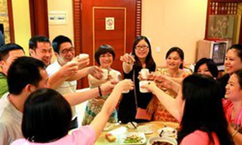 Vì sao bây giờ nhiều người đi họp lớp không muốn nói thật về nghề nghiệp, chức vụ?