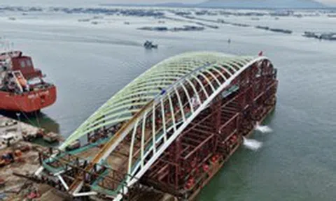 Đúng 4h sáng nay 18/10: Khối thép 3.400 tấn hình lá dừa bắt đầu đi 124km đường sông về TP.HCM, mọi tàu thuyền phải tránh xa 5km