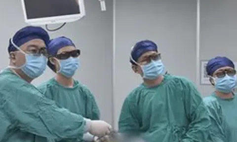 Đưa anh trai đi hóa trị ung thư, người đàn ông 44 tuổi bàng hoàng phát hiện điều bất ngờ trong ruột