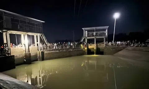 Người mẹ nhảy xuống kênh cứu con, cả hai mẹ con tử vong