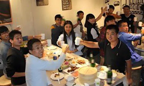 Vì sao bạn học cũ sau 10 năm gặp lại bỗng chẳng còn gì để nói với nhau?