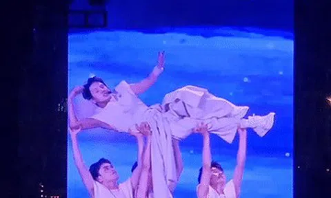Duy Khánh ngã nhào, MC Anh Tuấn VTV ngồi trên mái nhà kéo cello
