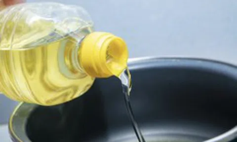 Cách vứt bỏ dầu ăn đã qua sử dụng: Tuyệt đối không đổ thẳng xuống bồn rửa