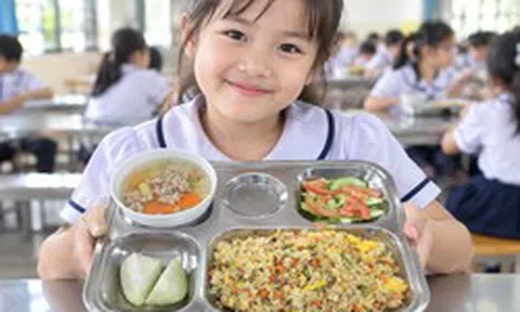 Nhìn loạt hình ảnh suất ăn bán trú của trường ở TP.HCM mà xuýt xoa: 10 điểm không có nhưng!