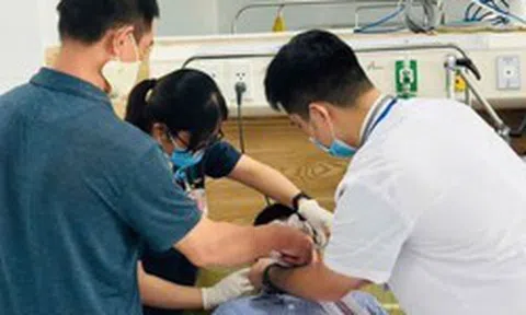 40 người ngộ độc khí Clo: 2 bệnh nhân nặng, suy hô hấp, tổn thương giác mạc