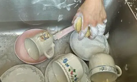 Một người rửa bát, cả nhà ung thư? Bác sĩ nhắc nhở 5 sai lầm khi rửa bát đang "gieo rắc" bệnh tật