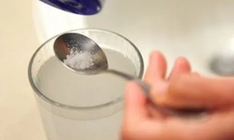 Uống 1 cốc nước muối vào buổi sáng có tốt không?