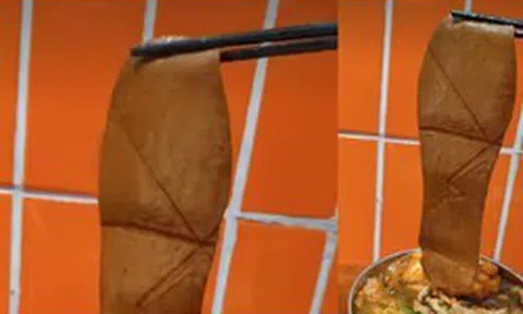 Đang ăn mì, thực khách gắp trúng vật thể kỳ lạ gây tranh cãi: Cửa hàng tiết lộ sự thật bất ngờ