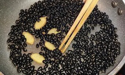 Uống 1 cốc nước đậu đen rang gừng khi đói vào buổi sáng, sau 7 ngày bạn sẽ nhận được 7 "món quà" cực lớn