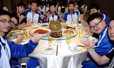 Đi họp lớp tranh trả hóa đơn, người đàn ông bị bạn bè vay tiền suốt hơn 10 năm