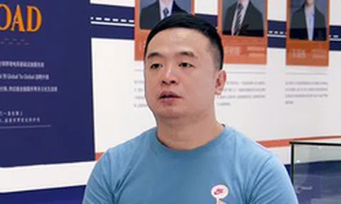 Phát hiện nam sinh khởi nghiệp từ năm 20 tuổi bằng những mặt hàng có giá chưa đến 4.000 đồng, 9 năm sau sở hữu tập đoàn quốc tế, tài sản gần 38.000 tỷ đồng